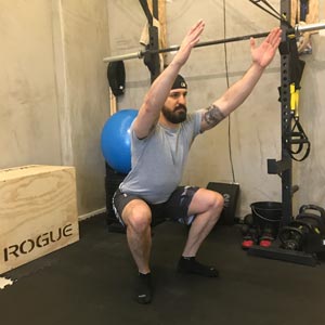 Squat/ Kniebeuge mit hochgestreckten Armen von Lazar