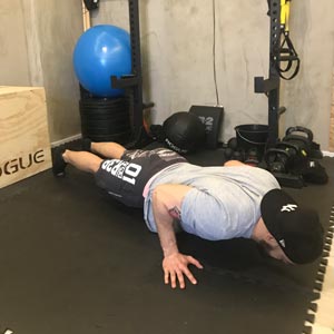 PushUp/Liegestützt in Endposition am Boden von Lazar